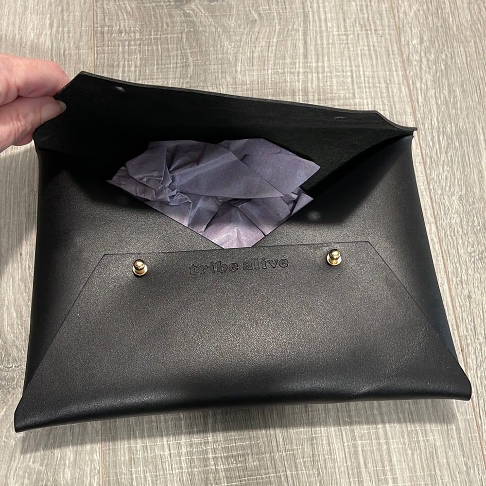 Clutch / Sml envelope in leather by tribe alive. NEW. Black with gold snaps. - Picture 5 of 5